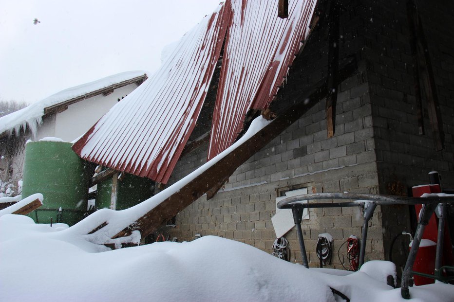 Fotografija: Del strehe se še drži hleva. FOTO: Tanja Jakše Gazvoda