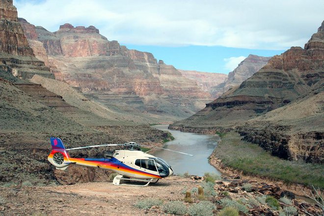 Veličasnost Velikega kanjona najbolje doživite, če se med njegove ožine podate s helikopterjem.
