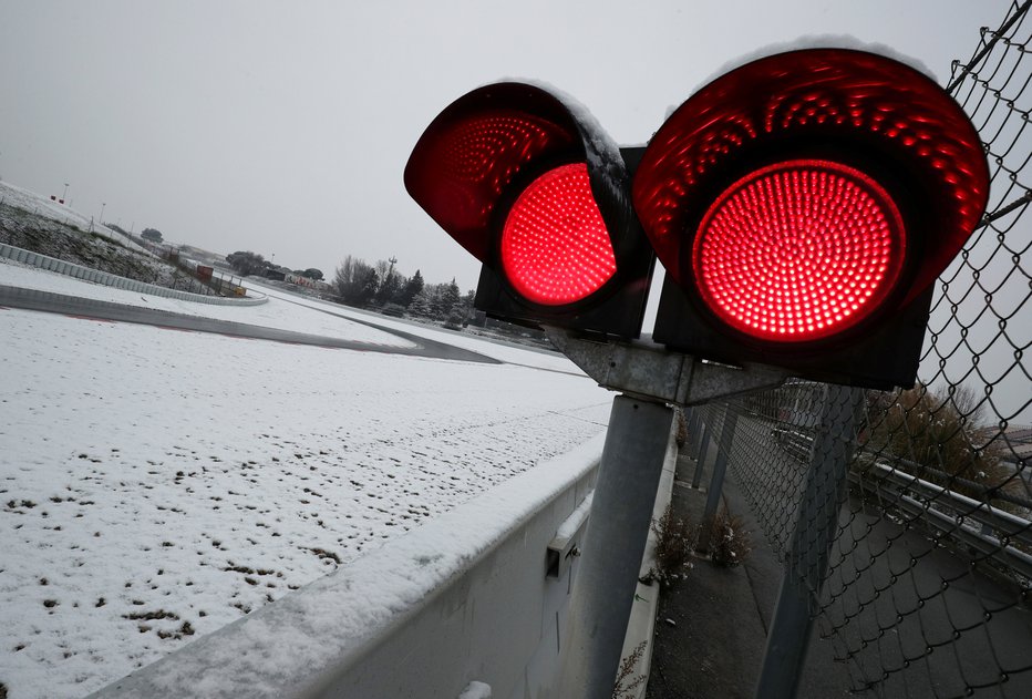 Fotografija: Zgodovinski posnetek: rdeča luč zaradi snega na dirkališču v Montmelu FOTO: Reuters