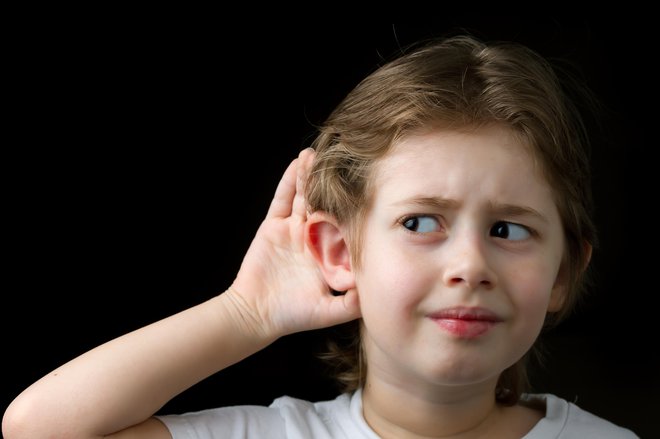 Statistika žal kaže, da je sluh otrok in mladostnikov pogosto žrtev nespametnih navad.