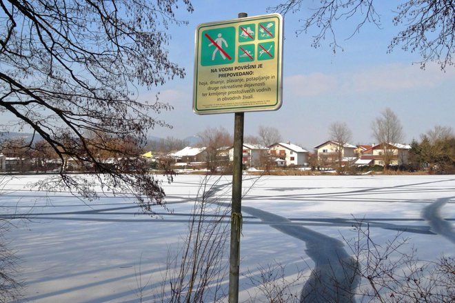 Drsanje na Koseškem bajerju je prepovedano, prav tako hoja po ledeni ploskvi. Foto: Primož Hieng