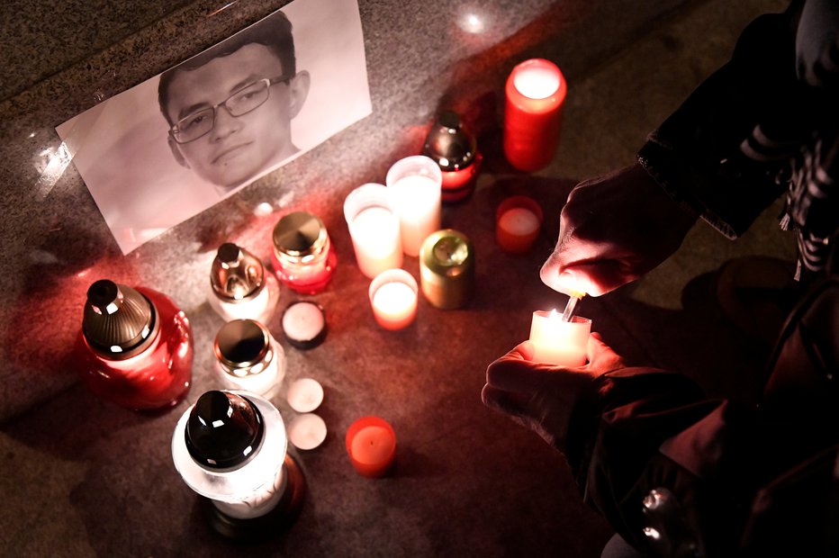 Fotografija: Umorjenemu novinarju mnogi prižigajo sveče. FOTO: Reuters