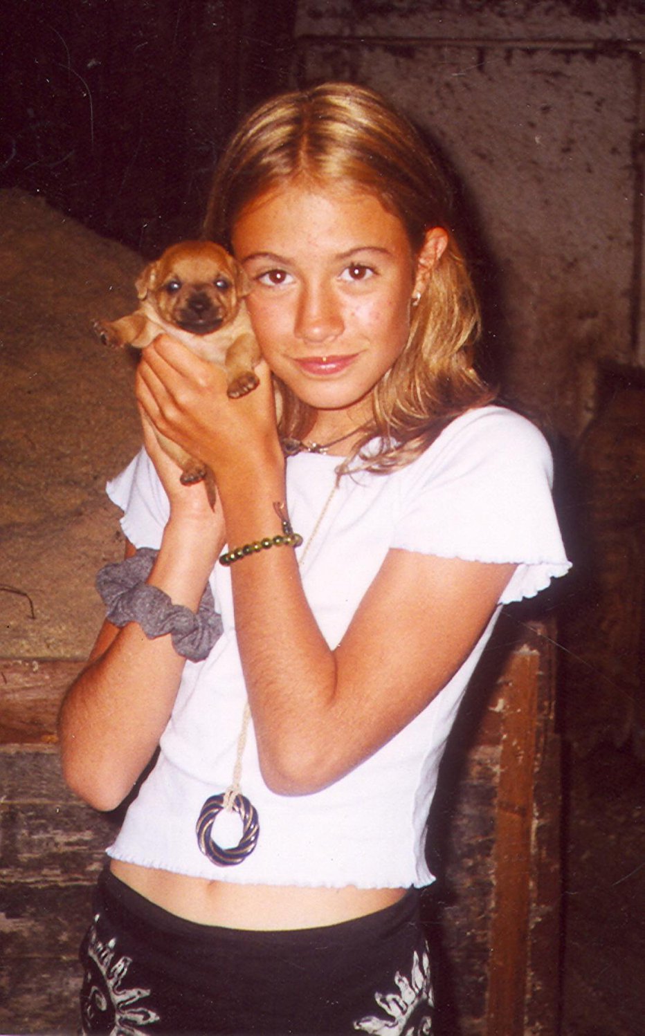 Fotografija: Tara Zupančič s prvim kužkom. FOTO: osebni arhiv