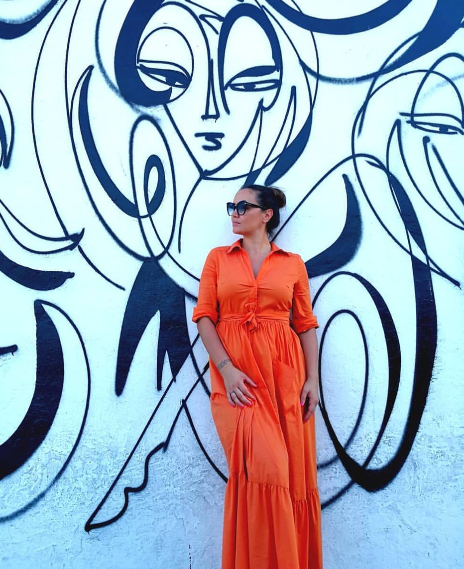 Fotografija: Alenka Košir pred enim od znamenitih Wynwood Walls grafitov v Miamiju. FOTO: osebni arhiv