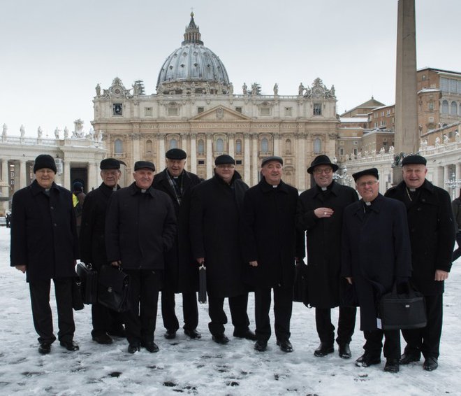 V Rimu sneg zapade poredko, a je naše škofe razveselil prav ob prihodu na Trg sv. Petra. Foto: RKC