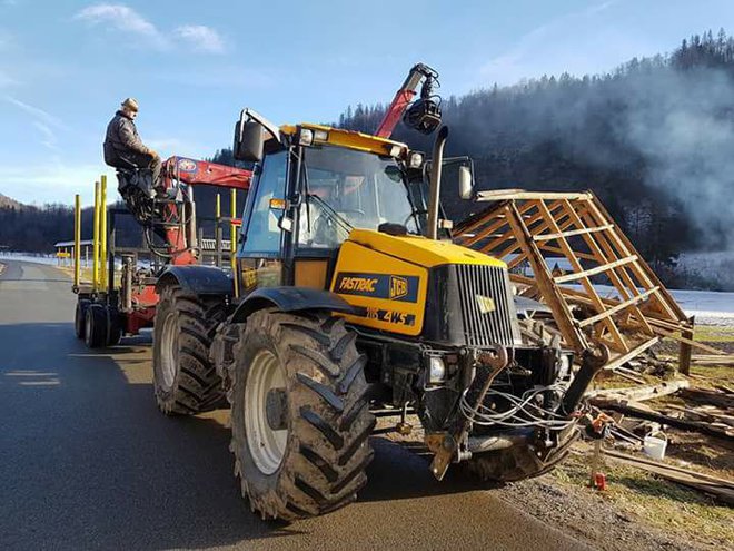 Vili Režek je priden Bohinjec in znan traktorist, ne pa ugrabitelj otrok, so mu stopili v bran družina in Bohinjci. FOTO: Facebook