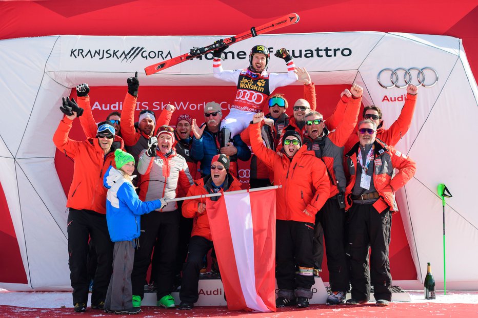 Fotografija: Kralj alpskega smučanja Marcel Hirscher s svojo ekipo po popolnem zmagoslavju v Kranjski Gori. Foto: AFP