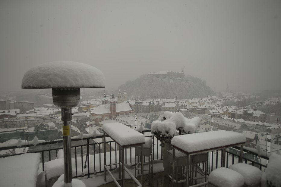Fotografija: Sneg v prestolnici – pogled z Nebotičnika. FOTO: Jure Eržen