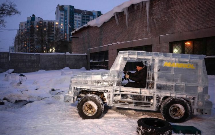 Fotografija: Ledeno vozilo na ulicah Novosibirska.