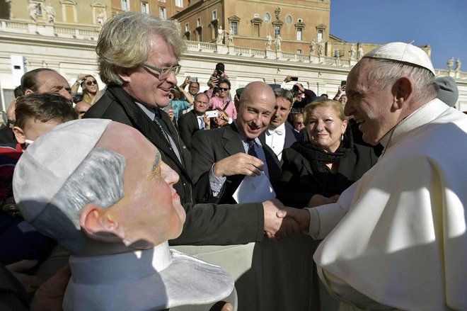 Metod Frlic se med avdienco rokuje s papežem Frančiškom. Foto osebni arhiv