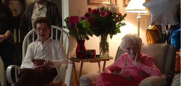 Fotografija: Matilda in Mickey sta praznovali 100. rojstni dan.