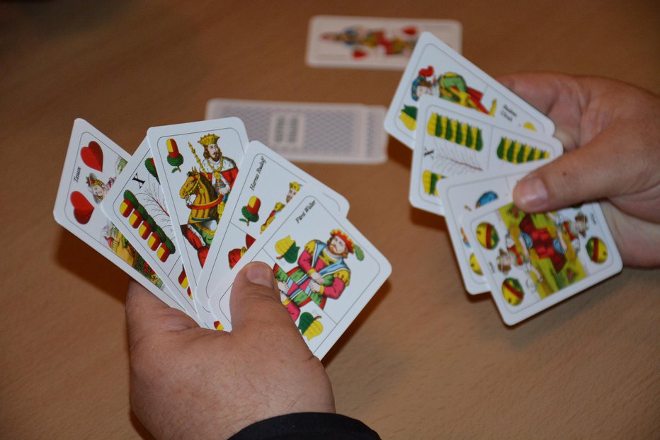 Fotografija: Za kralja šnopsa so v Prekmurju igrali z madžarskimi kartami. Foto: Oste Bakal