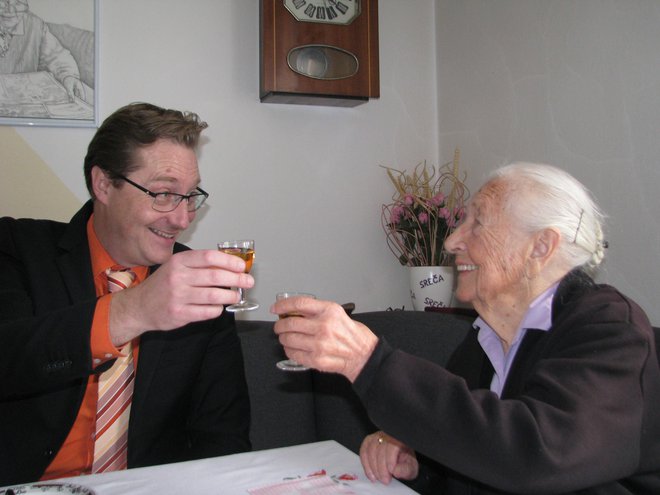 Čila stoletnica Metka je z viskijem nazdravila s kočevskim županom Vladimirjem Prebiličem. FOTO: MILAN GLAVONJIĆ
