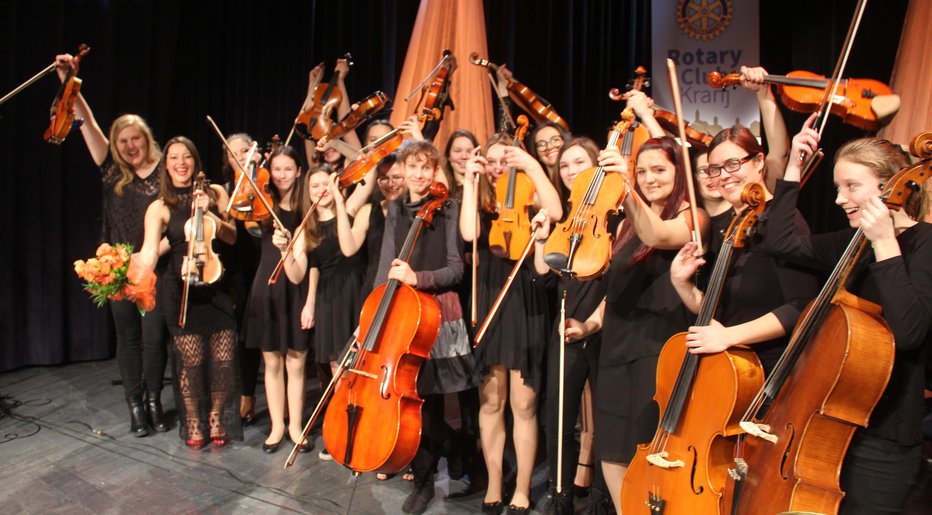 Fotografija: Učiteljica Hermina Matjašič (druga z leve) je v orkestru zbrala svoje učenke iz glasbenih šol Ljutomer, Radovljica in Tržič.