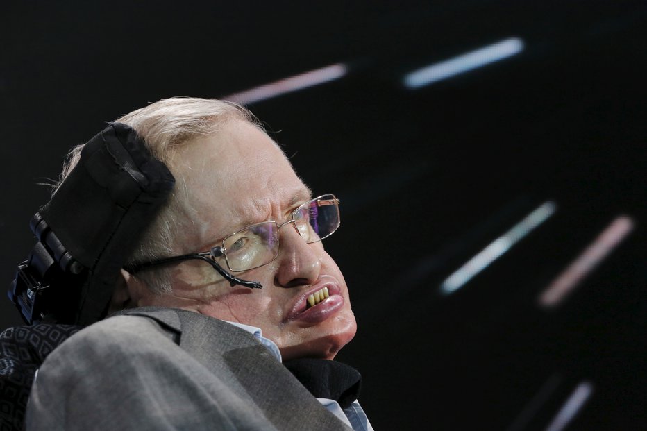 Fotografija: V mladosti je Hawking zbolel za amiotrofično lateralno sklerozo, ki povzroči slabljenje mišic telesa. Zaradi bolezni je bil popolnoma negiben in prikovan na invalidski voziček. FOTO: Reuters
