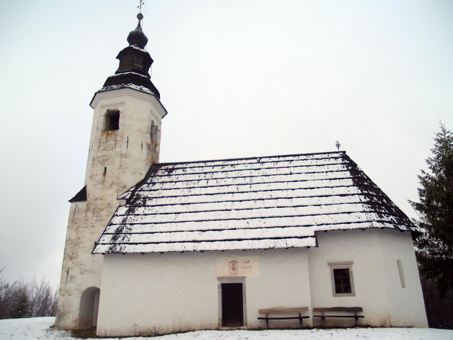 V 18. stoletju so cerkev prezidali in dodali osmerokotni zvonik. FOTO: Janez Mihovec