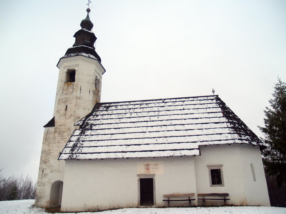 Fotografija: V 18. stoletju so cerkev prezidali in dodali osmerokotni zvonik. FOTO: Janez Mihovec