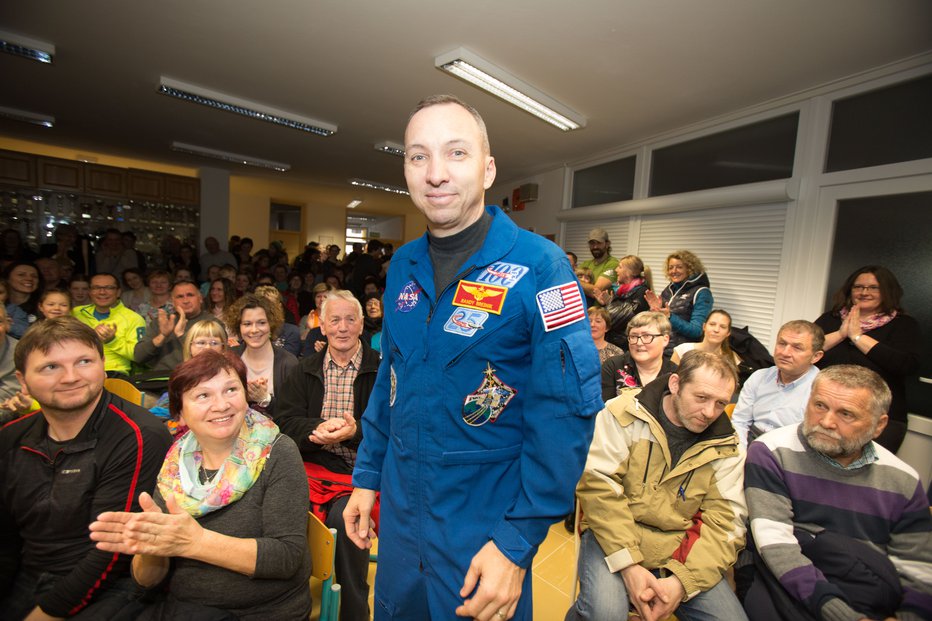 Fotografija: V Lučah je astronavta slovenskih korenin pričakala velika množica ljudi.