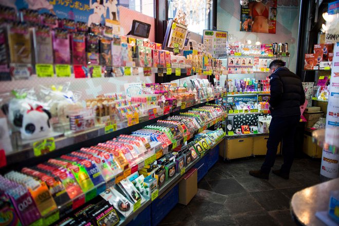V Condomanii prodajajo kondome z vsega sveta, pa seveda tudi domače. Foto AFP
