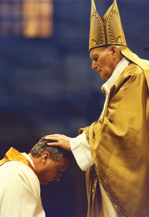 V škofa ga je 6. januarja 1993 posvetil sveti Janez Pavel II.