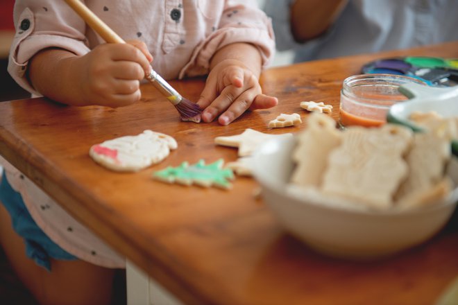 Čeprav jih ne bodo mogli pojesti, se bodo otroci z veseljem lotili peke in barvanja. FOTO: Stockrocket/Getty Images