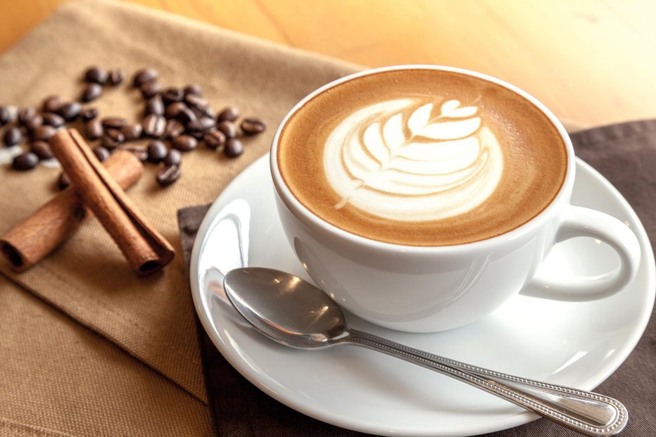Fotografija: Kavi dodan cimet okrepi njeno moč. FOTO: Thinkstock