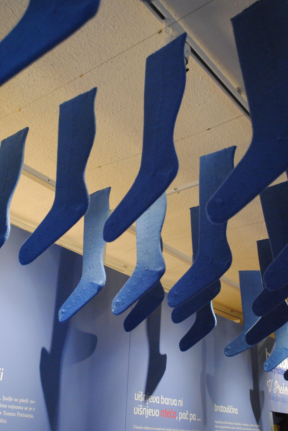 Fotografija: Svetlo modre ali višnjeve nogavice.Foto: Vojko Zakrajšek