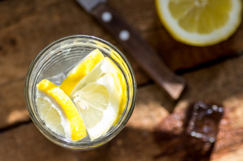 Fotografija: Čeprav je zdravju prijazna, z limono ne gre pretiravati. FOTO: Thinkstock