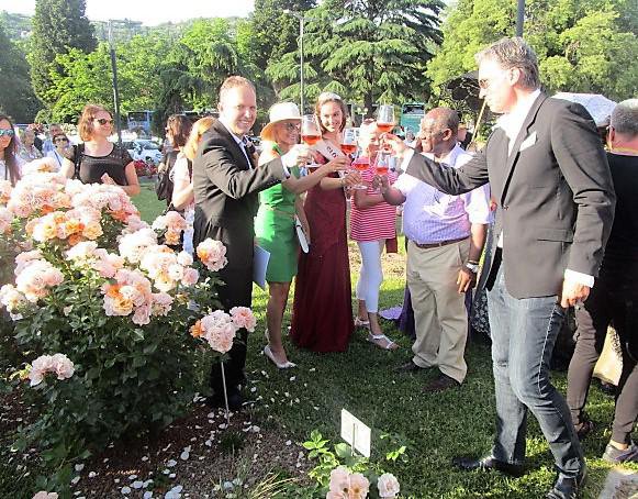 Po opravljenem vrtnarjenju so vrtnici zaželeli dobro rast z zdravico. FOTO: Janez Mužič