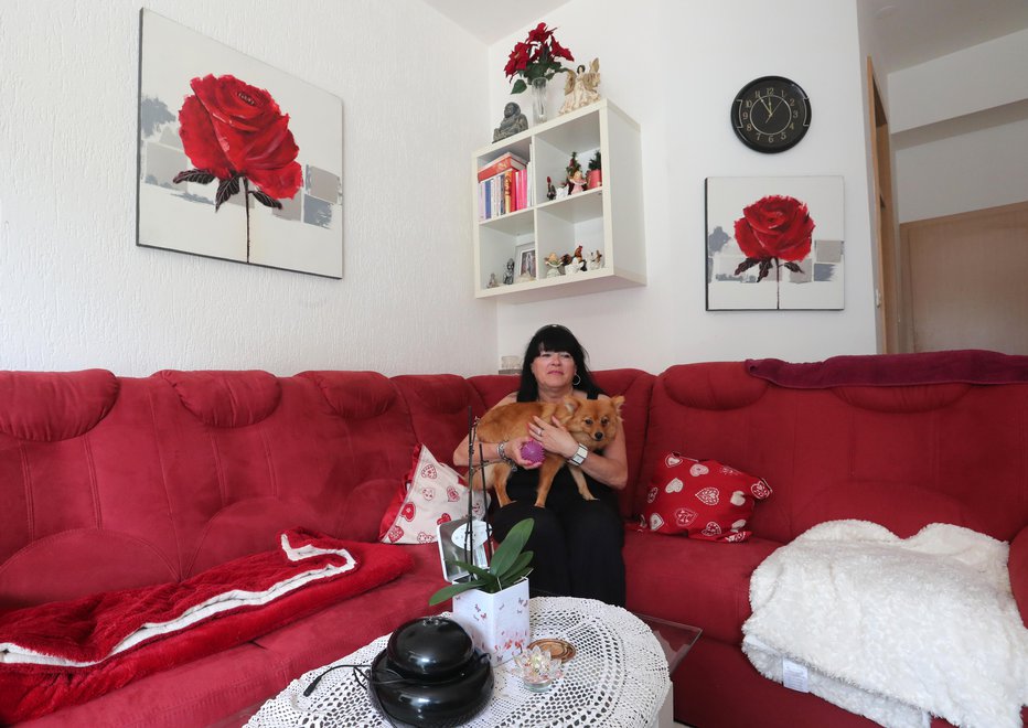 Fotografija: Mojca Orel je pred tremi leti kupila manjše stanovanje v Ankaranu. FOTO: Dejan Javornik