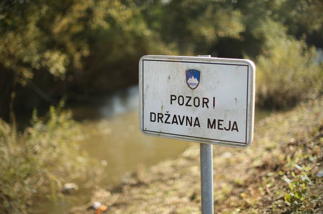 Fotografija: Incident se je zgodil na hrvaški strani, čisto blizu meje s Slovenijo, ko je migrant skušal nelegalno vstopiti v našo državo. FOTO: Jure Eržen, Delo