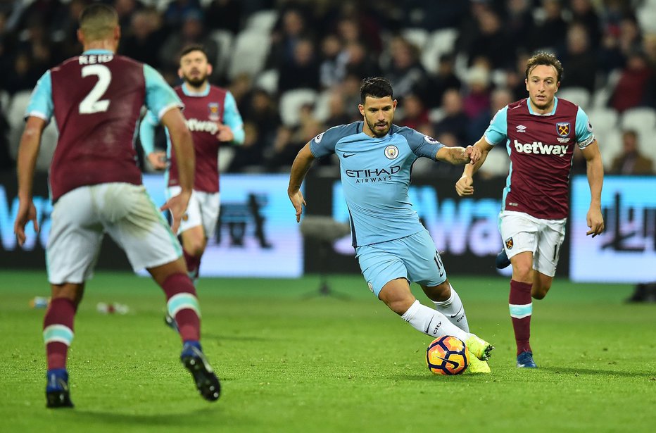 Fotografija: Manchester City's Argentinian striker Sergio Aguero (C) vies with West Ham United's New Zealand defender Winston Reid (L) during the English Premier League football match between West Ham United and Manchester City at The London Stadium, in east London on February 1, 2017. / AFP PHOTO / Glyn KIRK / RESTRICTED TO EDITORIAL USE. No use with unauthorized audio, video, data, fixture lists, club/league logos or 'live' services. Online in-match use limited to 75 images, no video emulation. No use in betting, games or single club/league/player publications.  / 