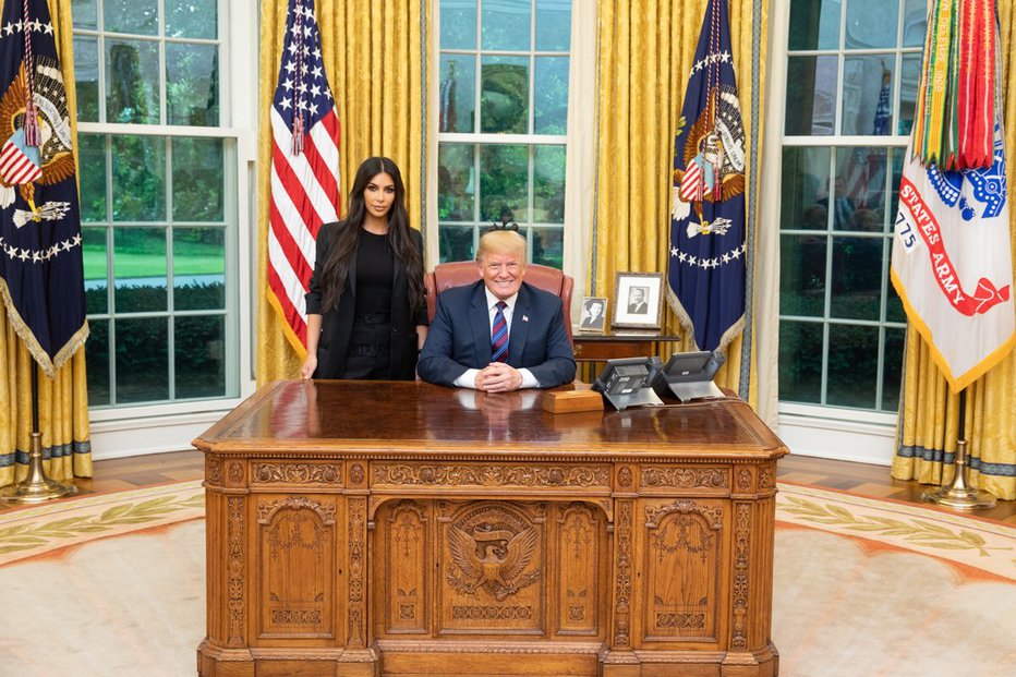 Fotografija: Kardashianova in Trump nista zamudila priložnosti za skupno fotografijo. FOTO: Twitter