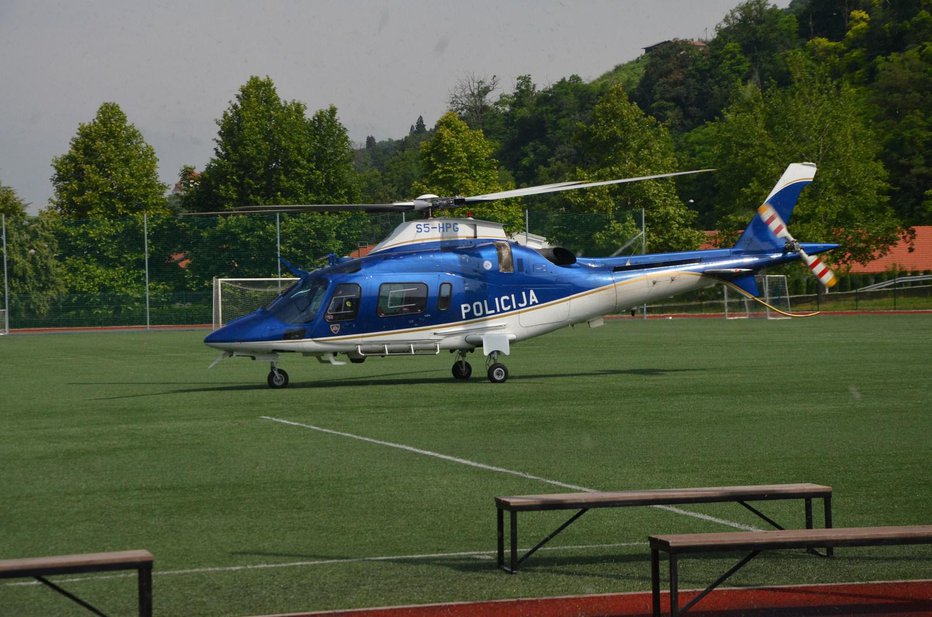 Fotografija: Poškodovanca v Lendavskih goricah je na UKC Maribor moral odpeljati policijski helikopter. FOTO: Oste Bakal