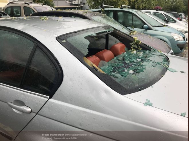Razbita stekla na avtomobilih v Črnomlju. FOTO: Mojca Stamberger, twitter