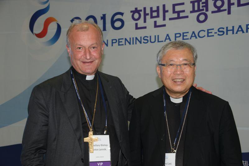 Fotografija: Škof Anton Jamnik in seulski kardinal Andrew Yeom Soo-jung Foto: RKC