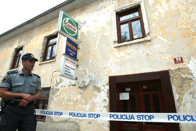 Slovenija,Bistrica ob Sotli, 29. junij 2005, v zgodnjih jutranjih urah je 22 letni Jaka Ulčnik s pištolo ustrelil 25 letnega Jožeta Ulčnika in 26 letno Nino Lojen. Na fotografiji prizorišče umora Foto: Marko Feist FOTO: