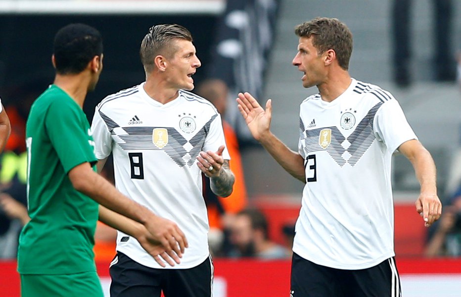 Fotografija: Toni Kroos (levo, Real Madrid) in Thomas Müller (Bayern) sta na tekmi s Savdsko Arabijo odpravljala zadnje pomanjkljivosti v igri nemške reprezentance. Foto: Reuters