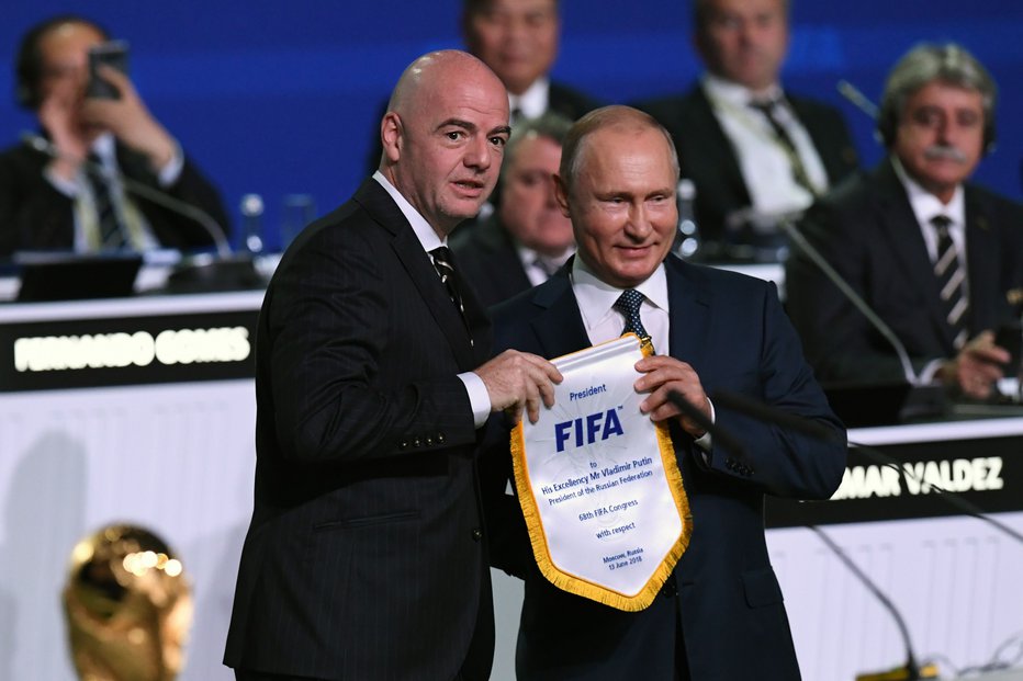 Fotografija: Predsednik Fife Gianni Infantino in prvi mož Rusije Vladimir Putin sta na včerajšnjem kongresu Fife napovedala odličen turnir. Foto: AFP
