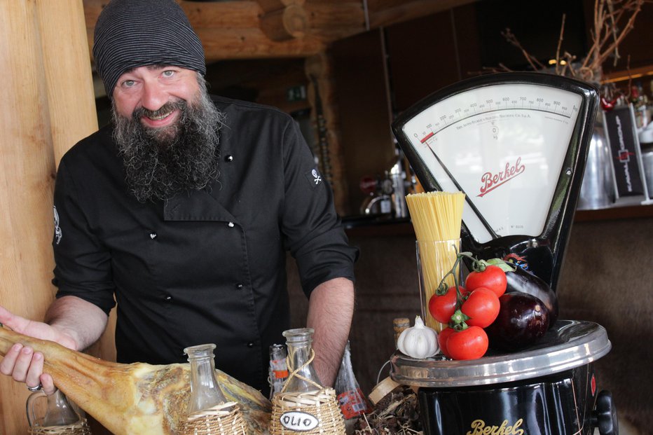 Fotografija: Maxx Panizzari, bradati chef iskrivega pogleda. FOTOGRAFIJE: Špela Ankele in arhiv Skupine Kaval