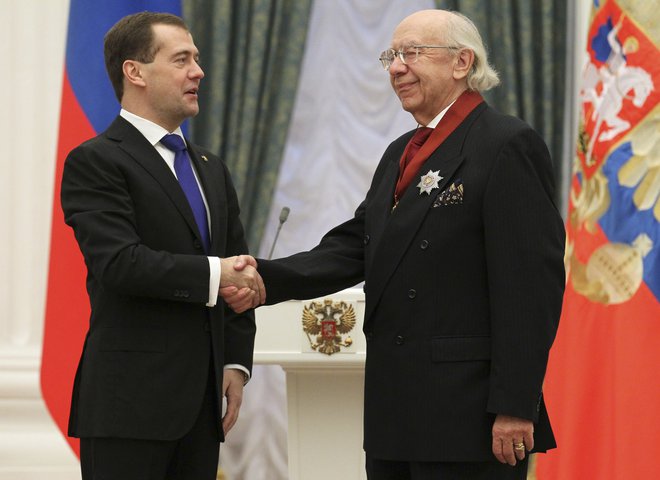 Leta 2011 mu je takratni ruski predsednik Dmitrij Medvedjev podelil red za zasluge. FOTO: Ria Novosti Reuters