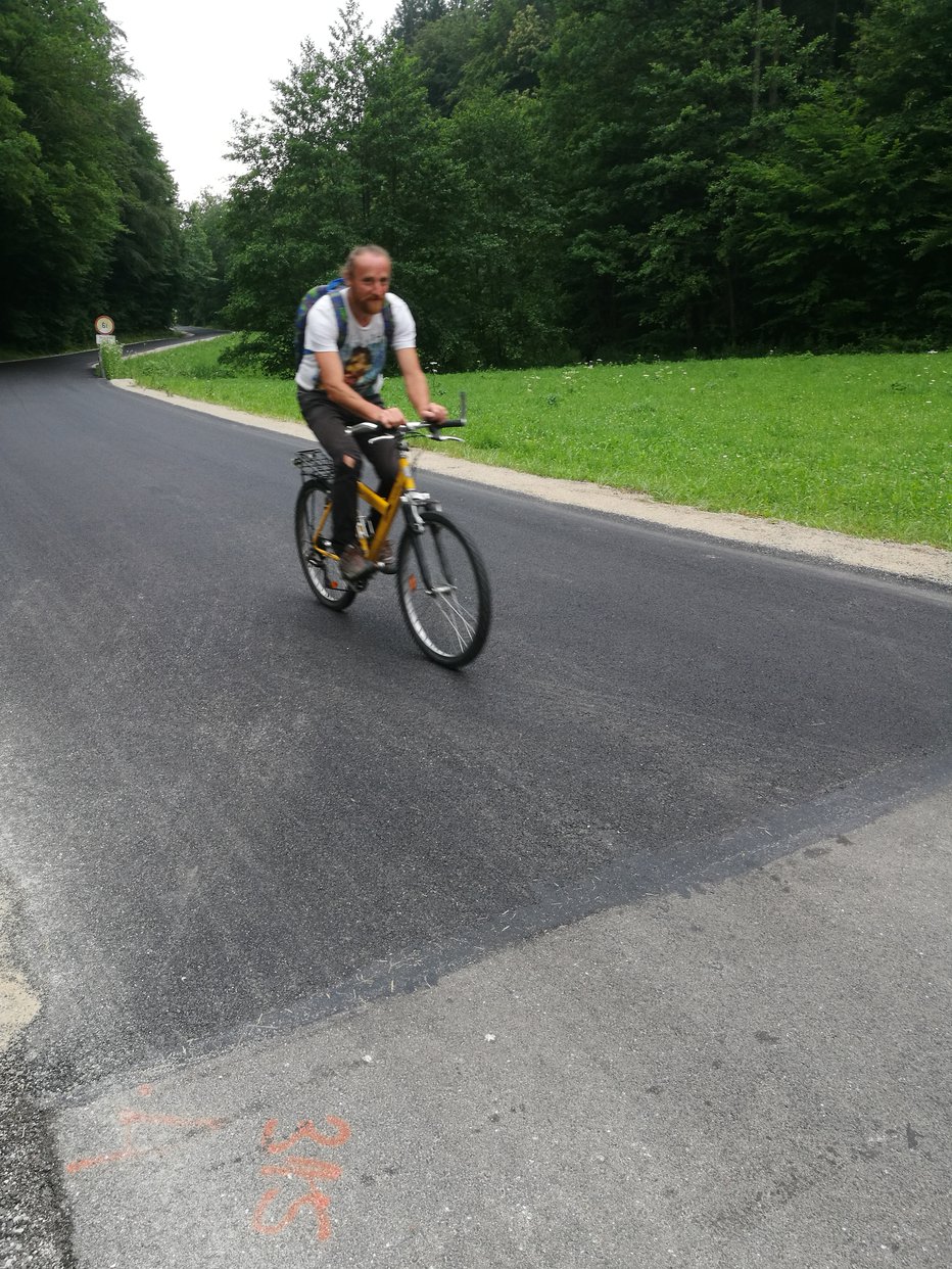 Fotografija: Slikarski samorastnik Vinči je asfalt preizkusil s svojim kolesom. FOTO: Tomica Šuljić