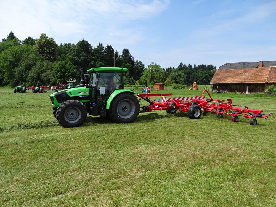 Fotografija: Deutz fahr 5100 G ima za sabo obračalnik SIP spider 900/8 T. Traktor razvije 71 kW (96 KM) moči. FOTO: Tomaž Poje