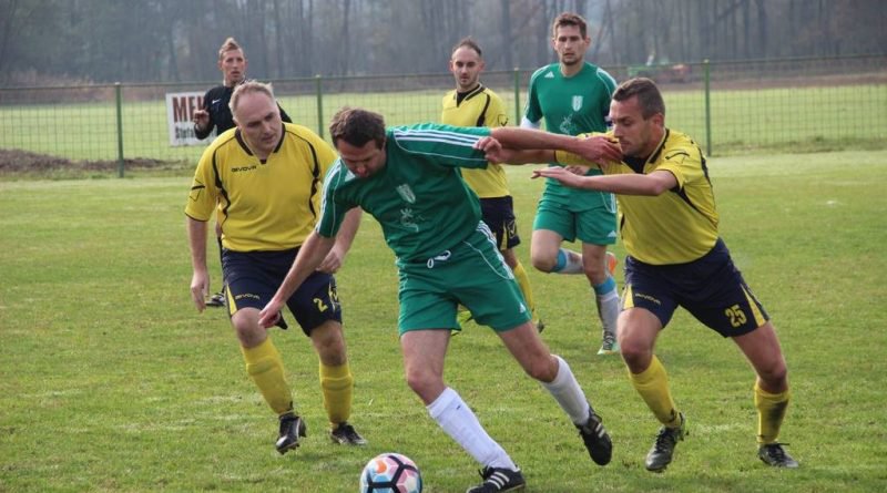 Fotografija: Nogometaši NK Kapca (v zelenih dresih) na tekmi z menda bodočimi sosedi, NK Hotiza FOTO: Oste Bakal