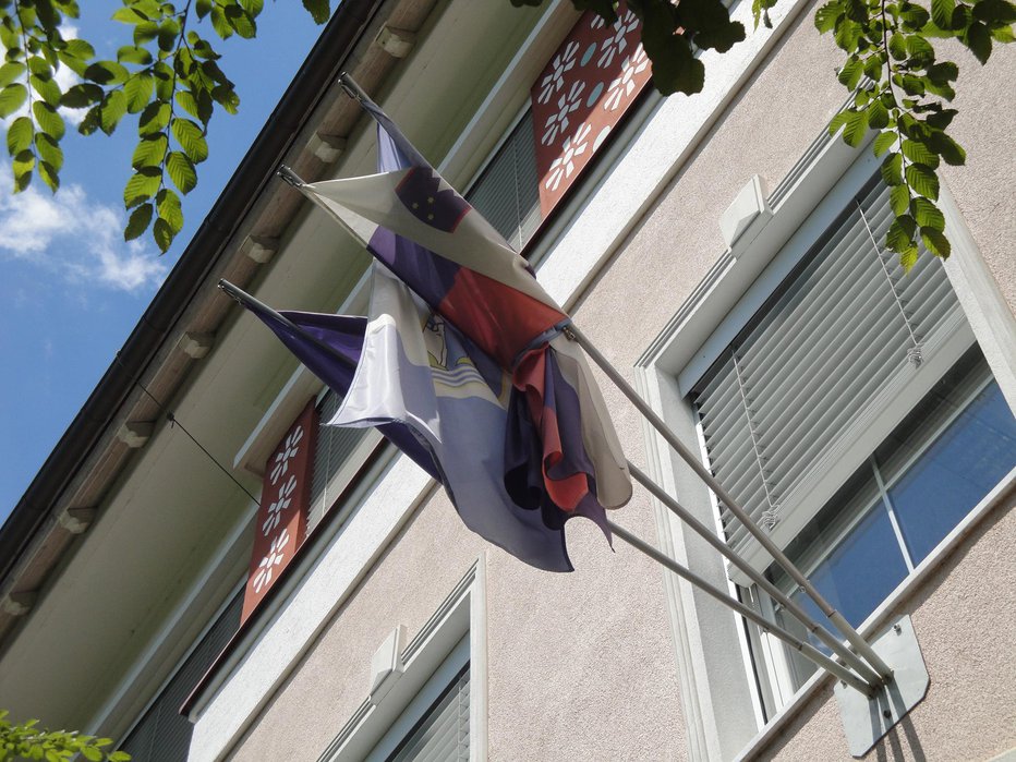 Fotografija: Zastave višje šole so pred zgradbo na Prešernovi cesti 32 pravilno obešene na ročico.