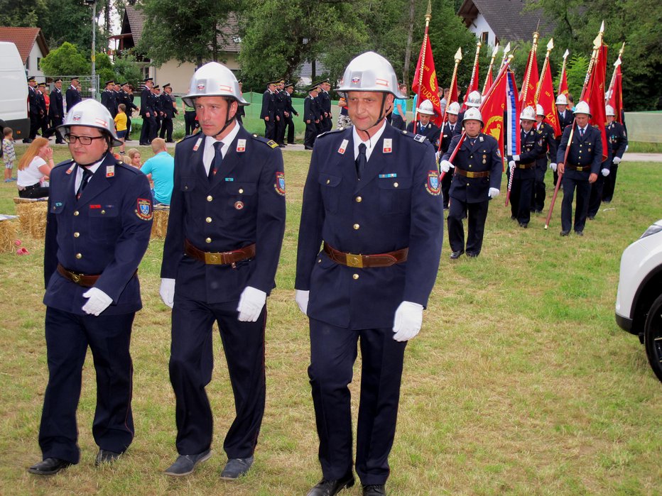 Fotografija: Stodeseto obletnico delovanja PGD Zgornji Brnik so počastili z gasilsko parado. FOTO: Janez Kuhar