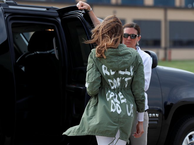 Melania Trump v jakni, ki je šokirala svet. FOTO: Reuters