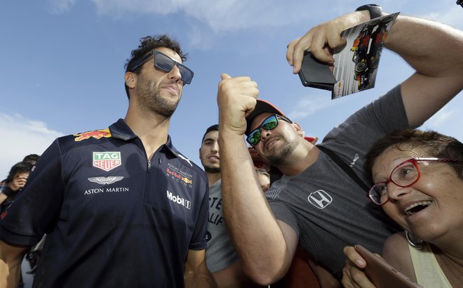 Hondini navijači jemljejo Daniela Ricciarda že za svojega. Foto: AP