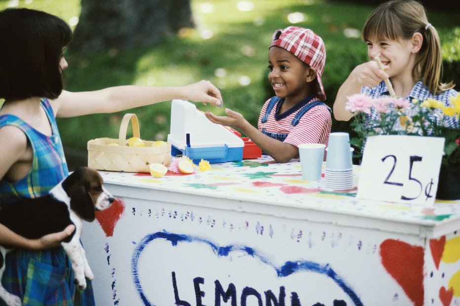 Fotografija: Otroci pogosto prodajajo vodo ali limonado. FOTO: Guliver/Getty Images