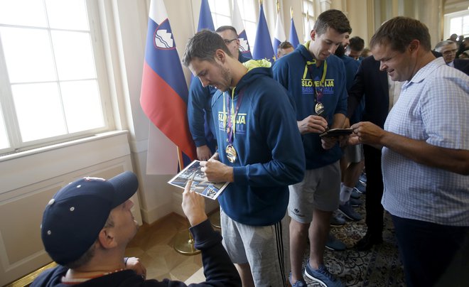 Predsednik Pahor je podelil priznanje košarkarski reprezentanci. FOTO: Blaž Samec